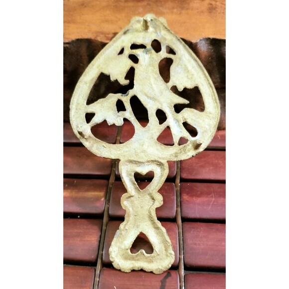 Vintage Brass Plated Trivet Distlefink  Goldfinch & Tulips Heart Shaped Pa Dutch - Picture 2 of 2